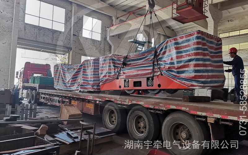 客戶定制的8噸蓄電池礦用電機車裝車發貨